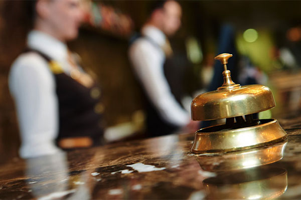 نوع لباس پوشیدن و وضع ظاهری کارکنان هتل چگونه باید باشد ؟