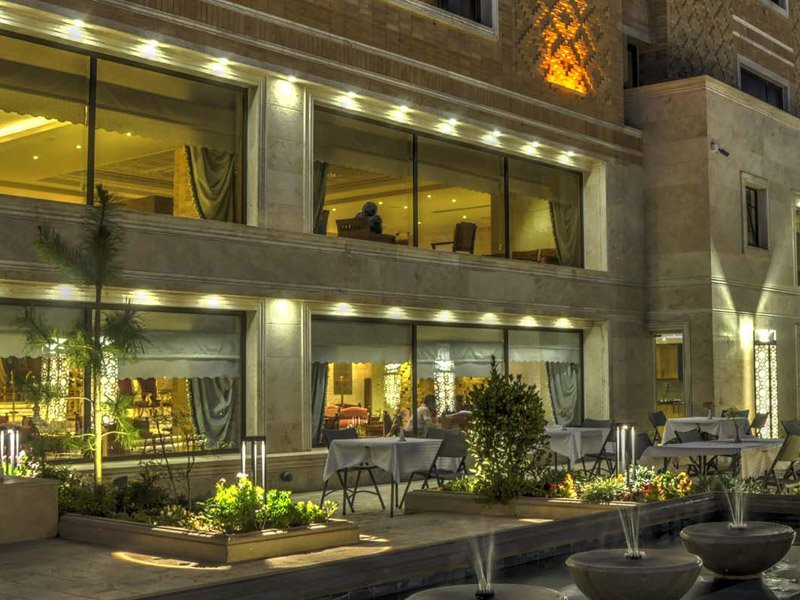 تجهیز حیاط و فضای باز و تجهیزات فضای باز