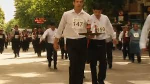 دویدن پیشخدمتهای بطری به دست آرژانتینی