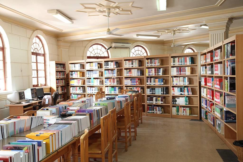 ایا وجود کتابخانه در هتل جز تجهیزات ضروری میباشد؟!