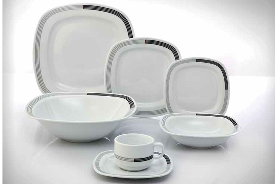 انواع گوناگون ظروف غذا خوری ونوشیدنی در رستوران