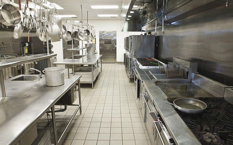 عوامل ایجاد لغزندگی و جلوگیری از آن در کف آشپزخانه های صنعتی