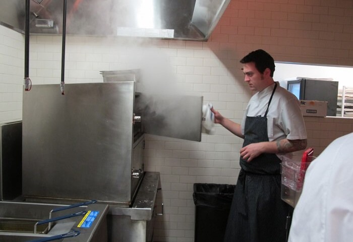 چند نکته مهم راجع به توصیه های ایمنی برای آشپزخانه رستوران فست فود شما