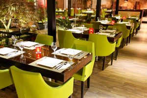 آداب صحیح نشستن در رستوران