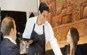 استاندارد کاری در پذیرش و خدمات دهی به میهمانان هتل در رستوران