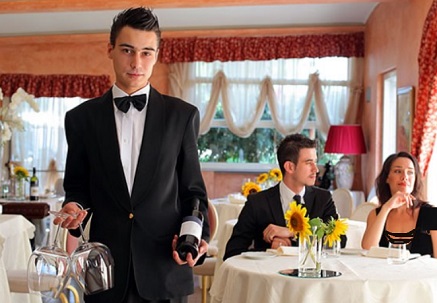 پوشش و رفتار پرسنل در هتل و تاثیر آن در رضایت مشتری